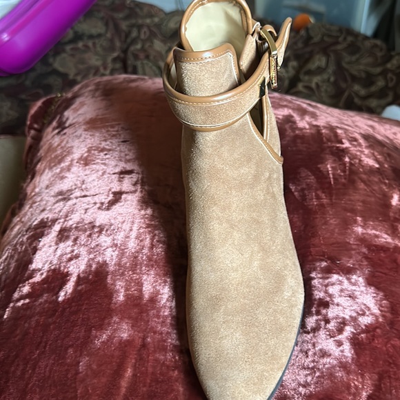 Booths - Picture 3 of 4